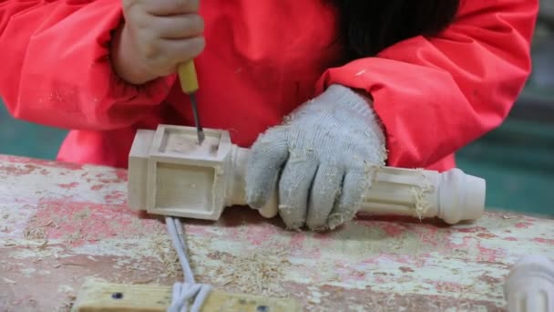 河北省 2020年5月19日 労働者は手動彫刻生産ラインの家具工場で忙しい — ストック動画