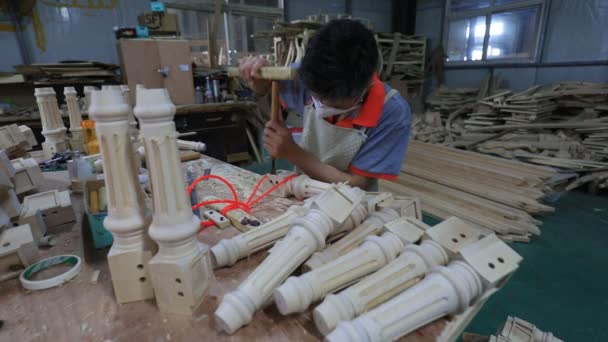 河北省 2020年5月19日 労働者は手動彫刻生産ラインの家具工場で忙しい — ストック動画