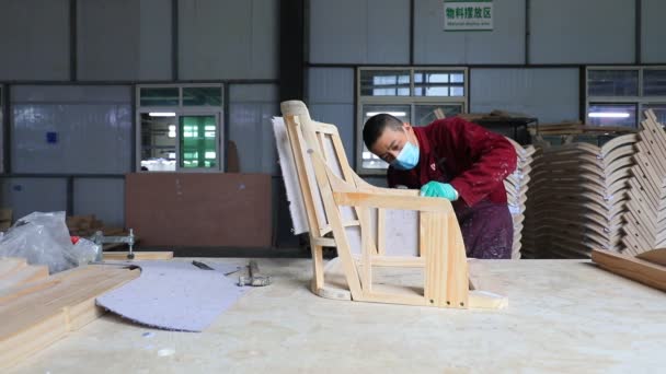 河北省 2020年5月19日 家具工場の組立ラインで労働者が忙しい — ストック動画