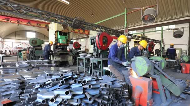 Luannan 카운티 허베이성 2020 스페이드 공장에서 노동자들은 긴장적으로 라인에서 일합니다 — 비디오