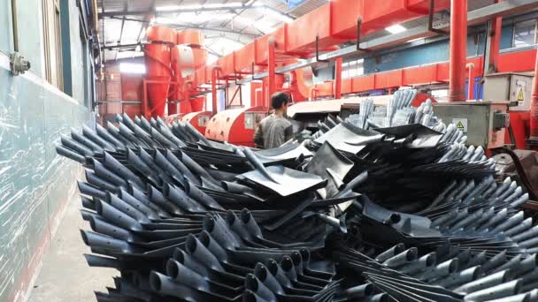 中国河北省阮南县 2020年5月29日 钢铲生产厂轧制生产线上的工人 — 图库视频影像