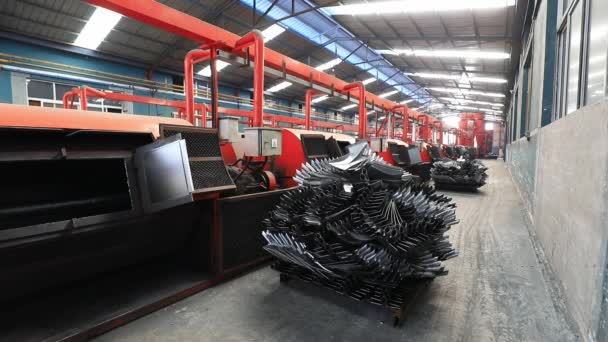 中国河北省阮南县 2020年5月29日 钢铲生产厂轧制生产线上的工人 — 图库视频影像