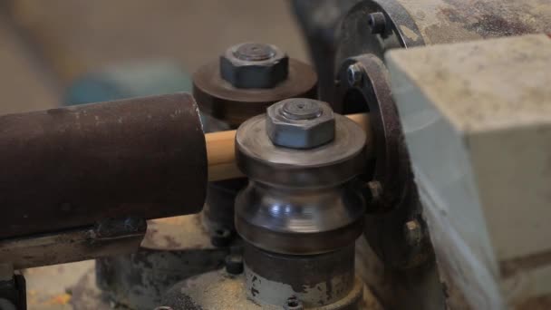 Çelik Kürek Üretim Tesisinde Ahşap Işleme Hattı — Stok video