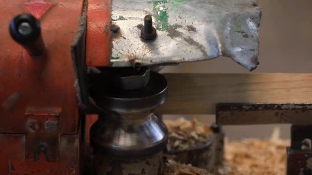 鋼鉄シャベル生産工場での木製ハンドル加工生産ライン — ストック動画