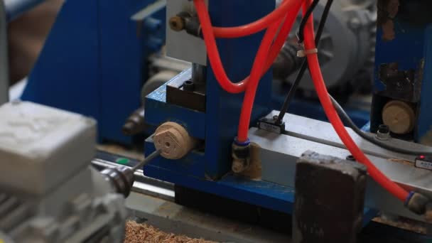 鋼鉄シャベル生産工場での木製ハンドル加工生産ライン — ストック動画
