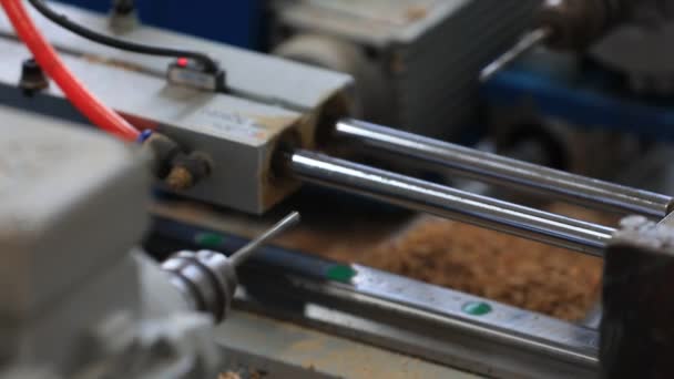 Linia Produkcji Rękojeści Drewnianych Zakładzie Produkcji Łopat Stalowych — Wideo stockowe