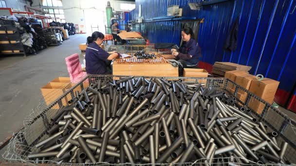 中国河北省绵奈市 2020年5月29日 某钢铲生产企业钢铲生产线生产现场 — 图库视频影像