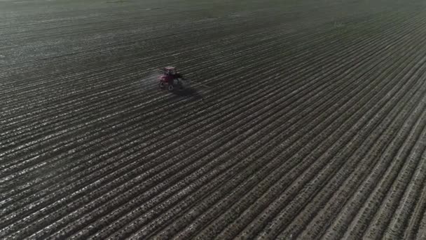 농부는 살포를위한 스프레이어를 — 비디오