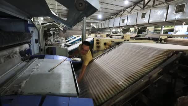 河北省 2020年6月16日 労働者は綿の生産ラインで忙しい — ストック動画