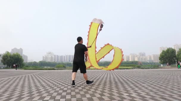 2020年8月4日 中国河北省阮南县 人们在广场上练习彩带舞以保持健康 — 图库视频影像