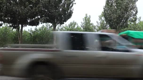 Βαρέα Φορτηγά Στο Δρόμο Βόρεια Κίνα — Αρχείο Βίντεο