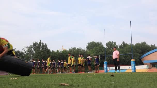 Luannan County Hebeiprovinsen Kina Augusti 2020 Mellanstadieelever Övar Rugby Fritiden — Stockvideo