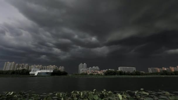 Темні Хмари Рухаються Над Річкою Північний Китай — стокове відео
