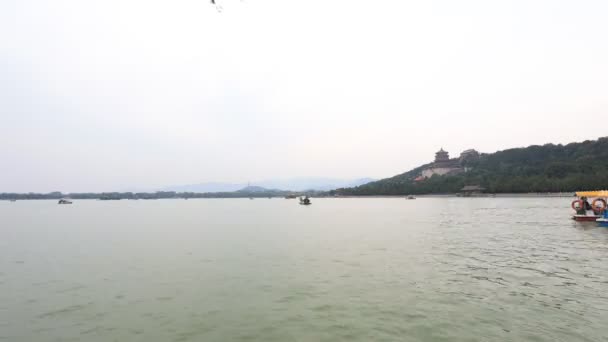 Peking Kína Október 2020 Sétahajó Vitorlázás Kunming Lake Nyári Palota — Stock videók