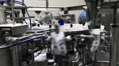 Kuzey Çin 'deki bir tuz ambalajı üretim hattında normal çalışan makine ve ekipman