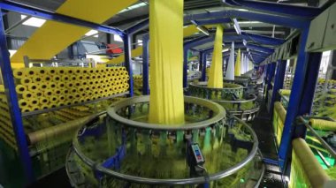 Kuzey Çin 'deki bir fabrikada plastik işlemeli çanta üretim hattı.