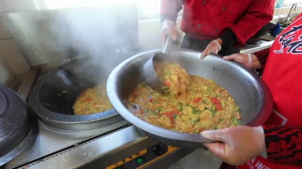 Σεφ Μαγειρεύει Νόστιμα Πιάτα Βόρεια Κίνα — Αρχείο Βίντεο