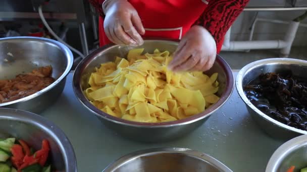 Şef Bir Restoranda Yemek Pişirmek Için Yemek Hazırlar — Stok video