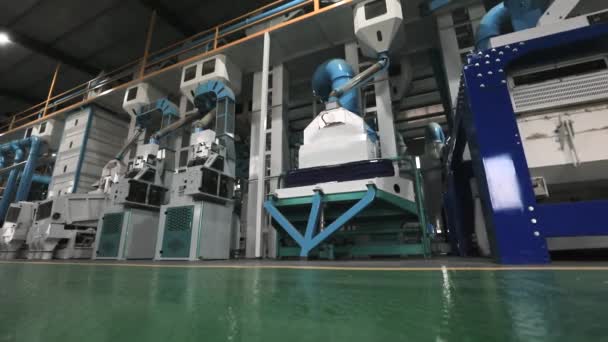华北水稻加工机械设备投产 — 图库视频影像