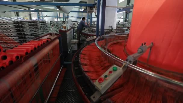 2020年12月8日 工人们在中国 河北省 一家塑料编织袋生产线的工厂里忙着工作 — 图库视频影像