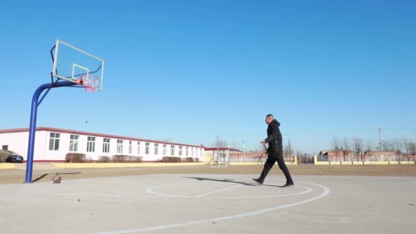 Państwo Luannskie Prowincja Hebei Chiny Grudnia 2020 Człowiek Rzuca Piłką — Wideo stockowe