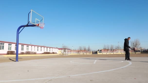 루아칸 카운티 허베이성 2020 농구장에 스페이드로 뒷면에서 — 비디오