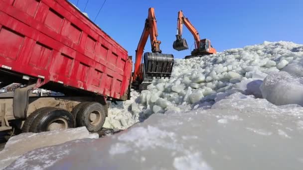 2021年1月22日 中国河北省阮南县 农民使用大型车辆运送河冰 — 图库视频影像