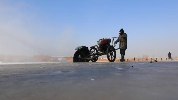 2021年1月22日 中国河北省阮南县 农民用电锯在野外割冰 — 图库视频影像