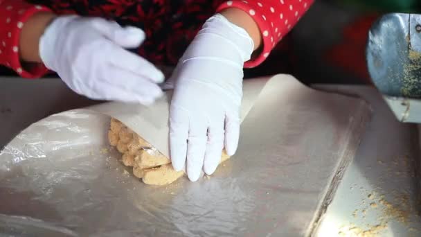 Trabalhadores Usam Luvas Para Embalar Doces Amendoim Fábrica Norte China — Vídeo de Stock