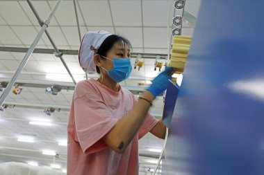 LUANNAN COUNTY, Hebei Eyaleti, Çin - 18 Mart 2020: İşçiler fabrikadaki dönen makineleri tamir ediyorlar.