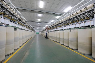 İşçi dönen atölyenin etrafında dengeli bir araba kullandı..