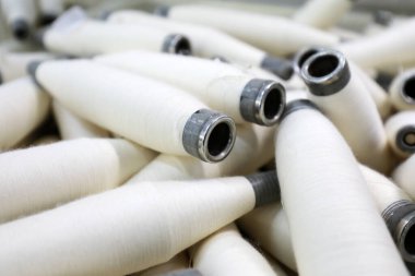 Pamuk ipliği dönen bir değirmende birikiyor.