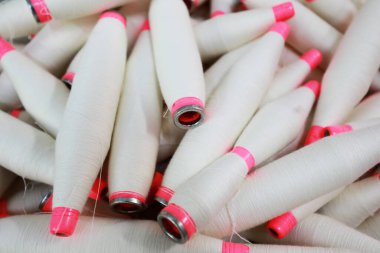 Pamuk ipliği dönen bir değirmende birikiyor.