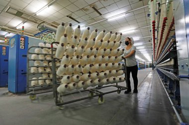 LUANNAN COUNTY, Hebei Eyaleti, Çin - 18 Mart 2020: İşçi dengeli arabayı dönen atölyenin etrafında sürdü.