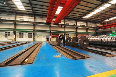 Striptiz çeliği üretim atölyesinde.