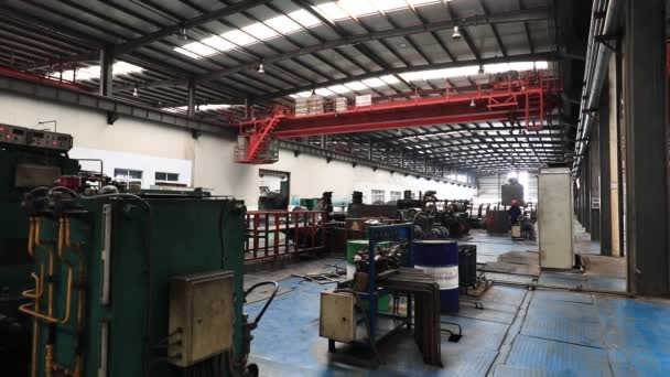 河北省 2020年3月25日 クレーンは持ち上がり ストリップ鋼は生産の研修会にあります — ストック動画