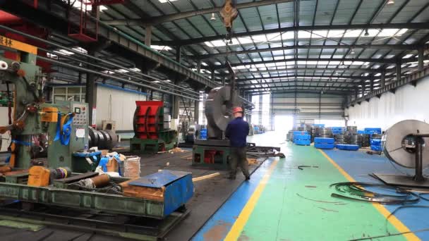 河北省 2020年3月25日 労働者はストリップの生産ラインで懸命に働きます — ストック動画