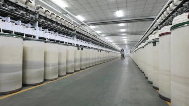LUANNAN COUNTY, Hebei Eyaleti, Çin - 20 Nisan 2020: işçiler Kuzey Çin 'de dönen bir atölye üzerinden dengeli bir araba pedalına basıyorlar