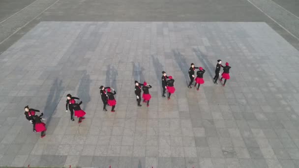 中国河北省绵乃市 2020年5月10日 女士们在广场上练习水手舞 — 图库视频影像