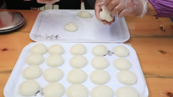 コックは粘着麺を作る — ストック動画