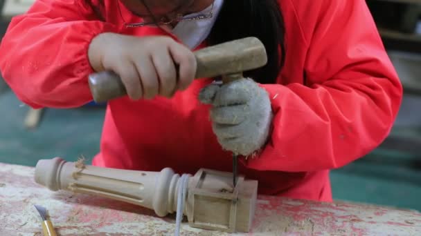 2020年5月19日 中国河北省阮南县 一家家具厂的工人忙着在手工雕刻生产线上工作 — 图库视频影像