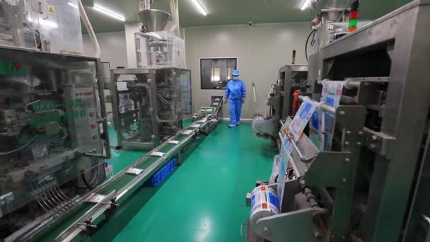 Machines Apparatuur Bij Normaal Bedrijf Een Zoutverpakkingsproductielijn Noord China — Stockvideo