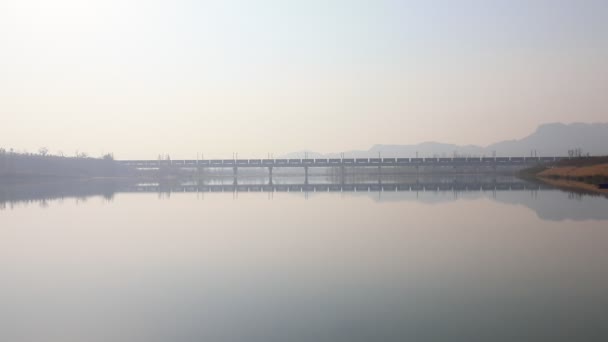 中国北方的货运列车在桥上运行 — 图库视频影像