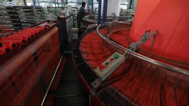 2020年12月8日 工人们在中国 河北省 一家塑料编织袋生产线的工厂里忙着工作 — 图库视频影像