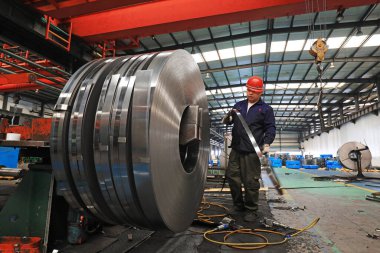 LUANNAN COUNTY, Hebei Eyaleti, Çin - 25 Mart 2020: İşçiler bir fabrikanın şerit üretim hattında meşguller.