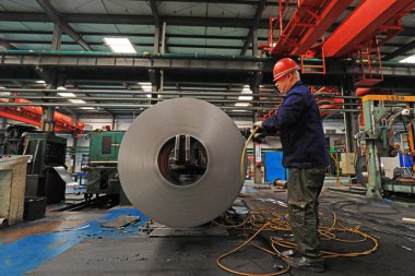 LUANNAN COUNTY, Hebei Eyaleti, Çin - 25 Mart 2020: İşçiler bir fabrikanın şerit üretim hattında meşguller.