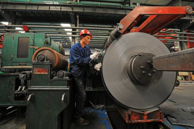 LUANNAN COUNTY, Hebei Eyaleti, Çin - 25 Mart 2020: İşçiler bir fabrikanın şerit üretim hattında meşguller.