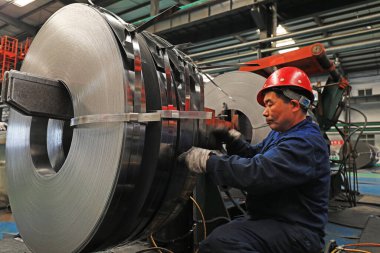 LUANNAN COUNTY, Hebei Eyaleti, Çin - 25 Mart 2020: İşçiler bir fabrikanın şerit üretim hattında meşguller.