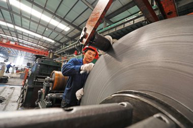 LUANNAN COUNTY, Hebei Eyaleti, Çin - 25 Mart 2020: İşçiler bir fabrikanın şerit üretim hattında meşguller.