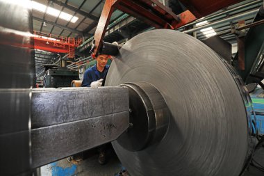 LUANNAN COUNTY, Hebei Eyaleti, Çin - 25 Mart 2020: İşçiler bir fabrikanın şerit üretim hattında meşguller.